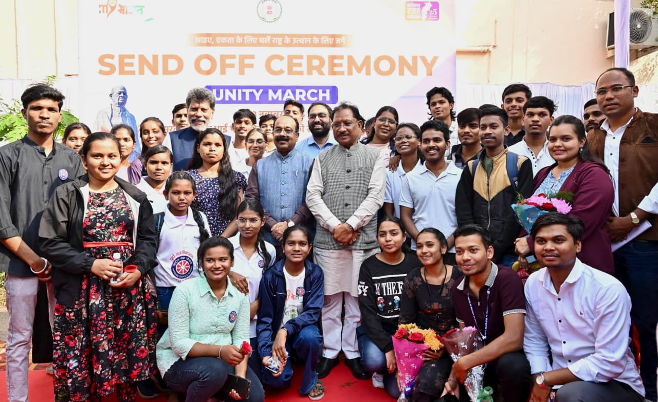 मुख्यमंत्री विष्णुदेव साय ने यूनिटी मार्च के लिए राज्य के 68 युवाओं के दल को हरी झंडी दिखाकर किया रवाना…