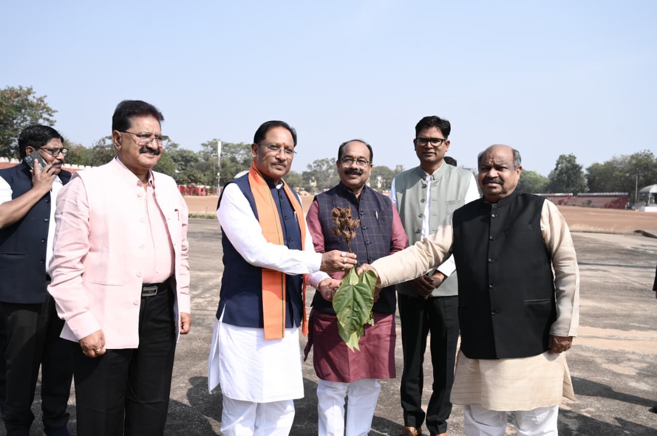 ‘एक पेड़ माँ के नाम’ अभियान के तहत छत्तीसगढ़ का पहला सिंदूर पार्क—शहीदों की स्मृति को समर्पित