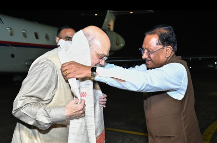 केंद्रीय गृहमंत्री अमित शाह का स्वामी विवेकानंद विमानतल पर मुख्यमंत्री विष्णु देव साय ने किया आत्मीय स्वागत…