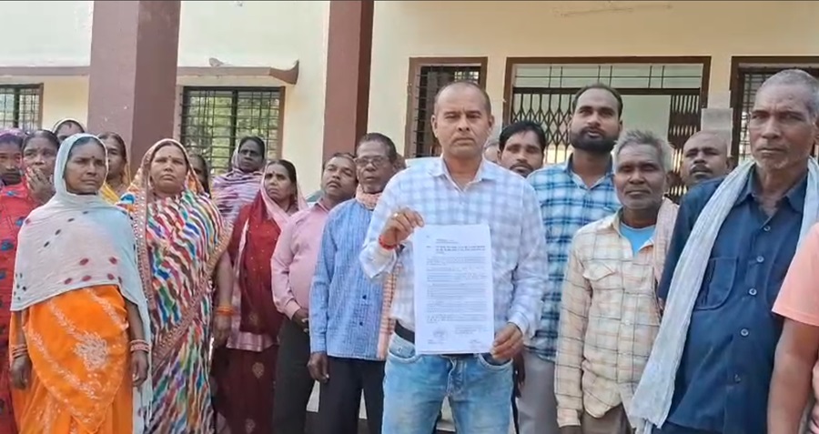 धान पंजीयन रद्द करने की मांग लेकर तहसील कार्यालय पहुंचे टेढ़ीभदरा के ग्रामीण