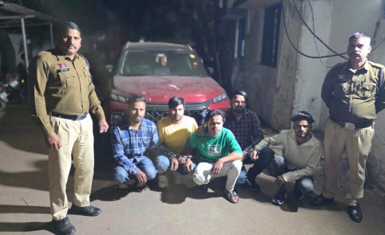 बीच सड़क आतिशबाजी और बर्थडे सेलिब्रेशन, 5 युवक गिरफ्तार