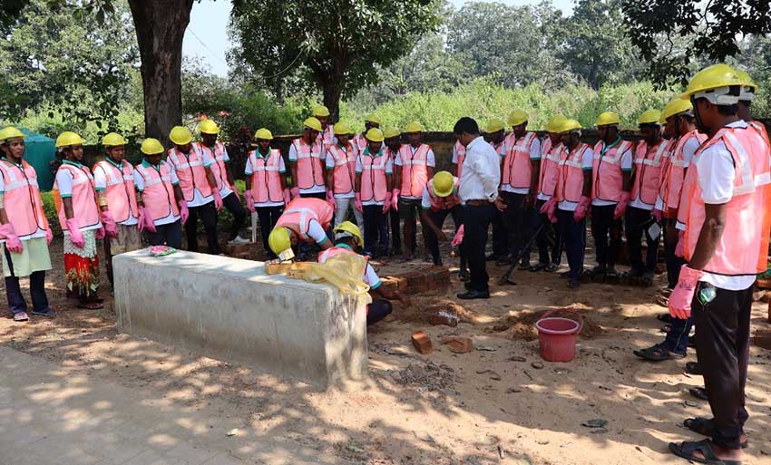 जिन हाथों में कभी बंदूक थीं, वही हाथ अब बनाएँगे गरीबों का आशियाना