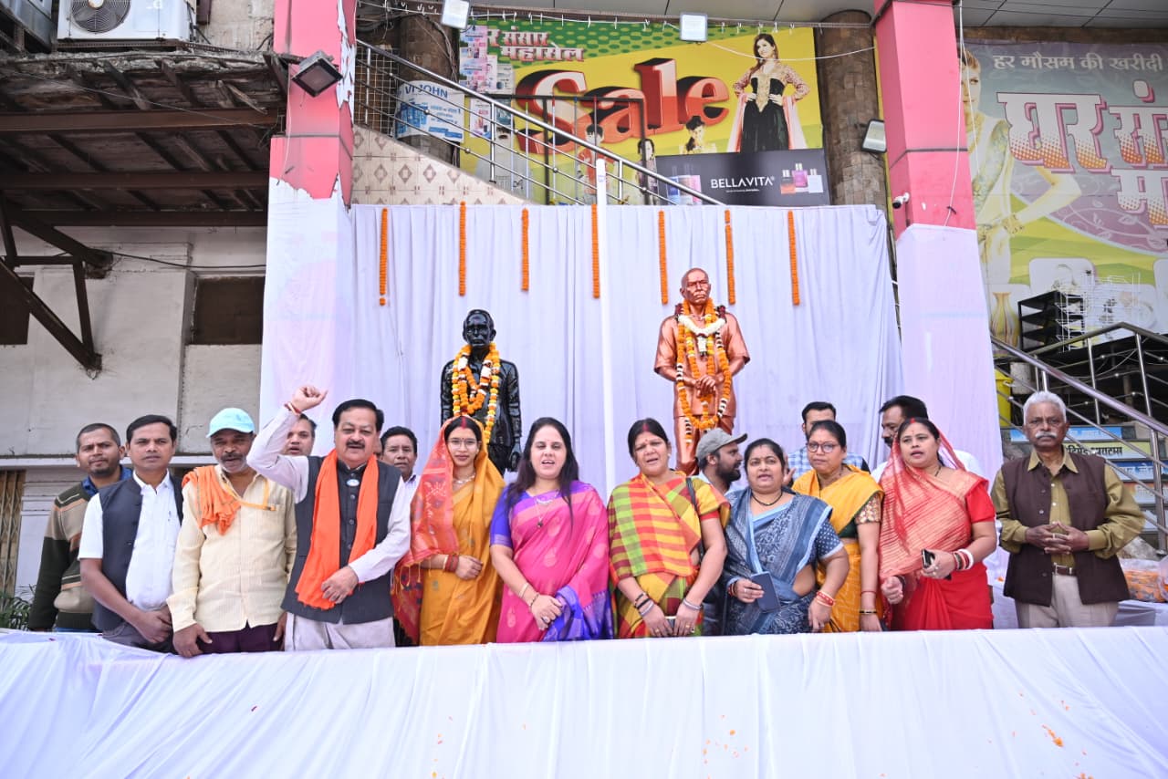 स्वतंत्रता संग्राम सेनानी ठाकुर प्यारेलाल सिंह का जयन्ती पर महापौर मीनल चौबे ने प्रतिमा स्थल पर किया सादर नमन…