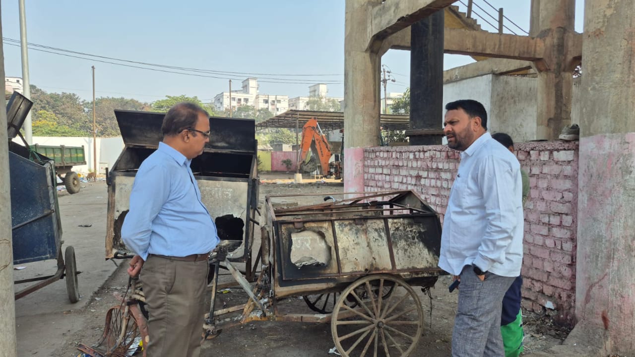 बिरगांव के मनीकंचन केंद्र में अज्ञात बदमाशों ने लगाई आग लाखों का सामान जलकर खाक…