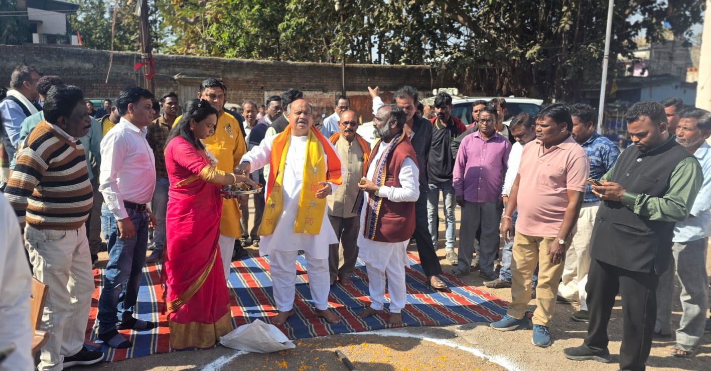 उत्तर विधायक पुरंदर मिश्रा ने आंगनबाड़ी भवन, सामुदायिक भवन एवं सीसी रोड मंझीपारा में निर्माण कार्यों का किया विधिवत भूमिपूजन…