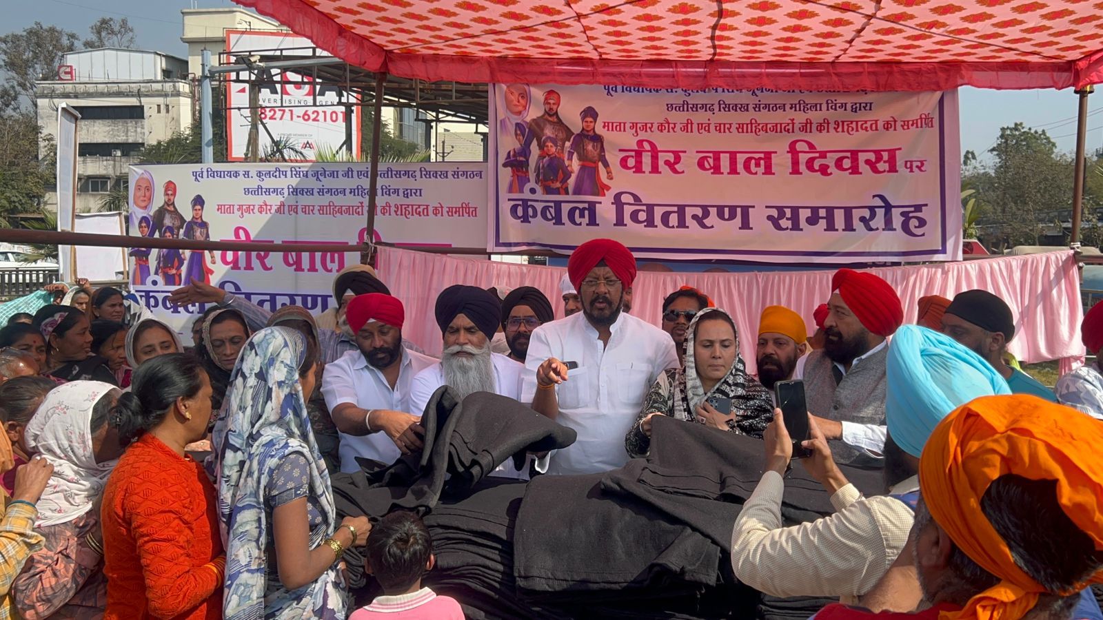 देश के सिक्ख समाज के प्रख्यात प्रमुख कथावाचक ज्ञानी पिंदर पाल सिंह जी के सानिध्य में वीरबाल दिवस के उपलक्ष्य में राहगीरों एवं आमजनों को बांटा गया कंबल…