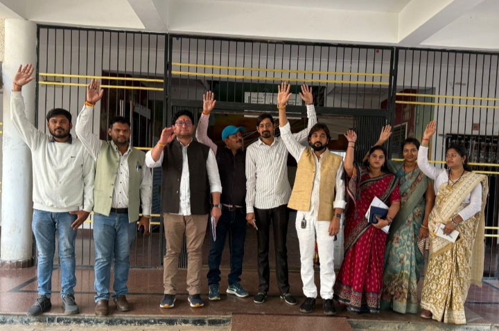 जिला पंचायत सदस्यों ने किया समान्य सभा कि बैठक का बहिष्कार…