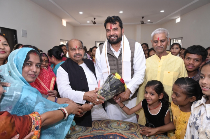 यादव पारा सामुदायिक भवन को मिला विकास का नया आयाम, उत्तर विधायक पुरंदर मिश्रा ने किया अतिरिक्त निर्माण व आंतरिक–बाह्य विकास कार्यों का लोकार्पण