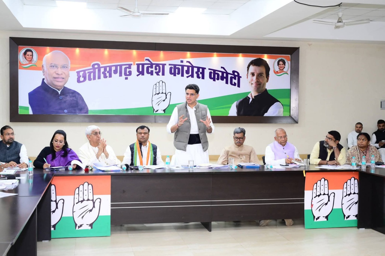 कांग्रेस की दो महत्वपूर्ण बैठके संपन्न, पहली बैठक पॉलिटिकल अफेयर कमेटी की तथा दूसरी बैठक जिला कांग्रेस अध्यक्षों की…