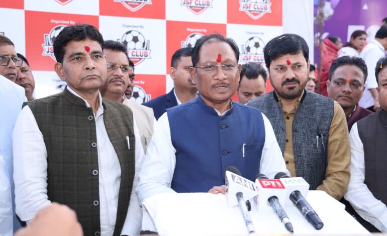 अखिल भारतीय फुटबॉल चैम्पियनशिप खरोरा के समापन समारोह में शामिल हुए मुख्यमंत्री साय: विधायक अनुज शर्मा के कार्यों की सराहना कर क्षेत्र को दी विकास कार्यों की सौगात…