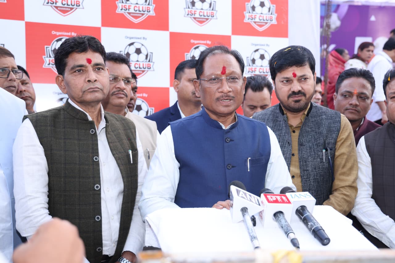 अखिल भारतीय फुटबॉल चैम्पियनशिप खरोरा के समापन समारोह में शामिल हुए मुख्यमंत्री साय: विधायक अनुज शर्मा के कार्यों की सराहना कर क्षेत्र को दी विकास कार्यों की सौगात…