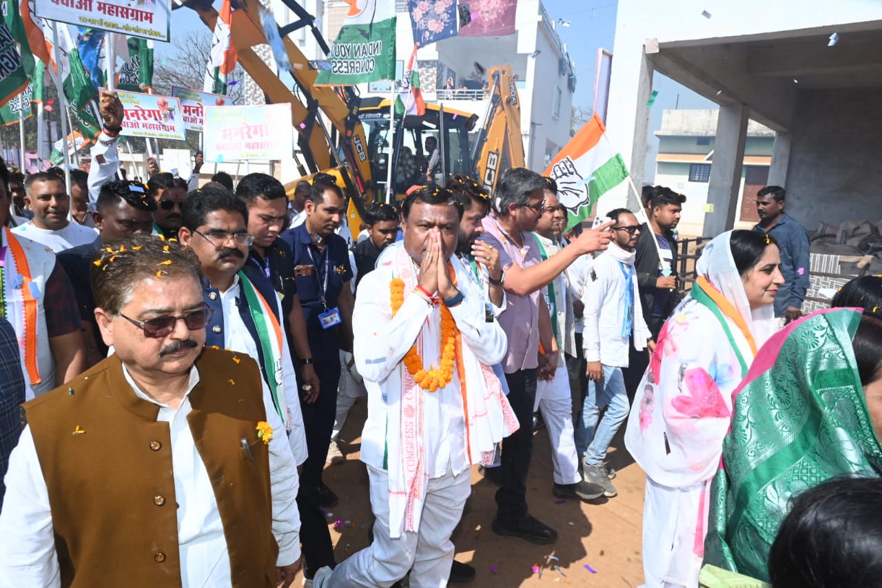 मनरेगा बचाओ संग्राम के तहत बेमेतरा में निकली पदयात्रा, प्रदेश कांग्रेस अध्यक्ष दीपक बैज हुए शामिल…