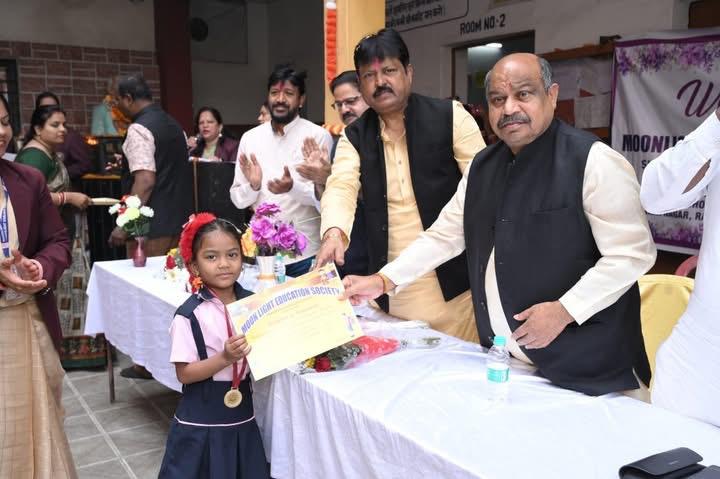 मूनलाइट स्कूल में सम्मान और संस्कृति का उत्सव, विधायक पुरंदर मिश्रा संग बच्चों के सपनों को मिली नई उड़ान…