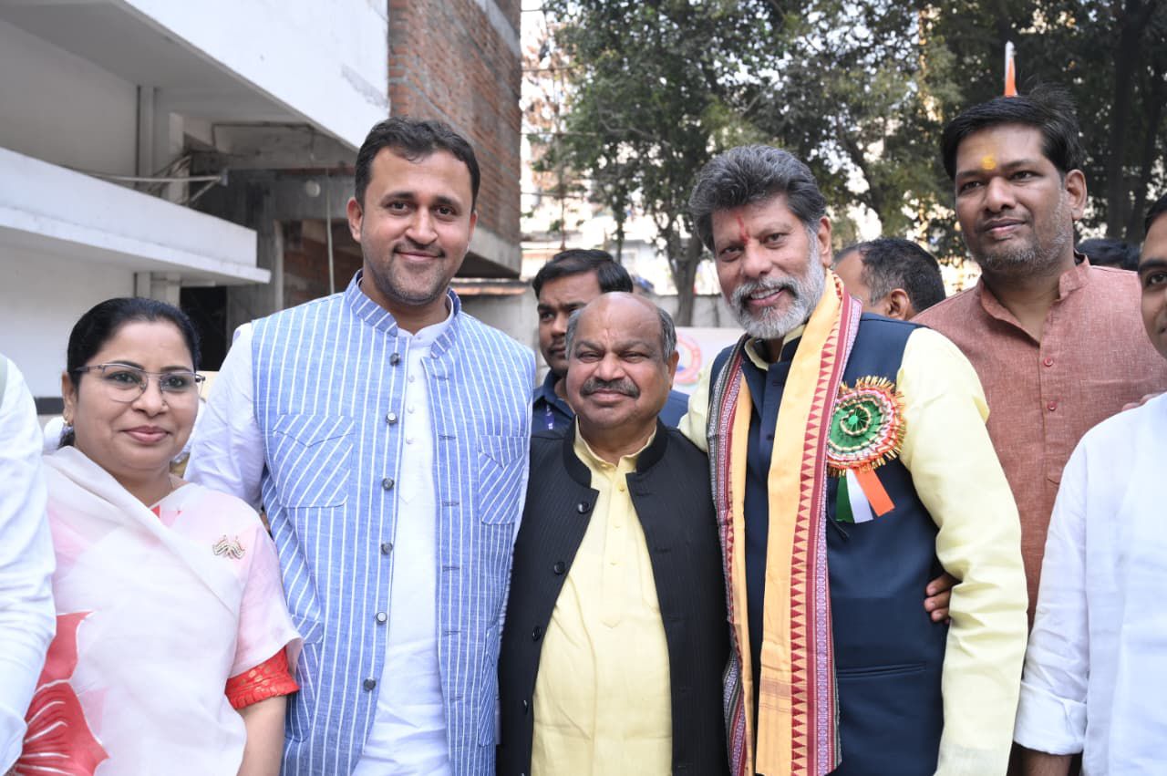 गणतंत्र दिवस पर एकात्म परिसर में गरिमामय ध्वजारोहण, प्रदेश अध्यक्ष किरण सिंह देव के साथ विधायक पुरंदर मिश्रा रहे उपस्थित…