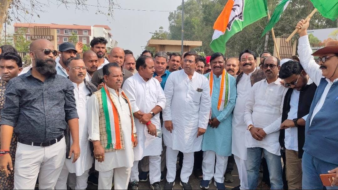 लगातार चाकूबाजी के विरोध में मुजगहन थाने का कांग्रेसजनों ने किया घेराव…