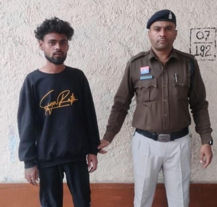 आरोपी तोरण वर्मा चाकू लहराते हुए गिरफ्तार…