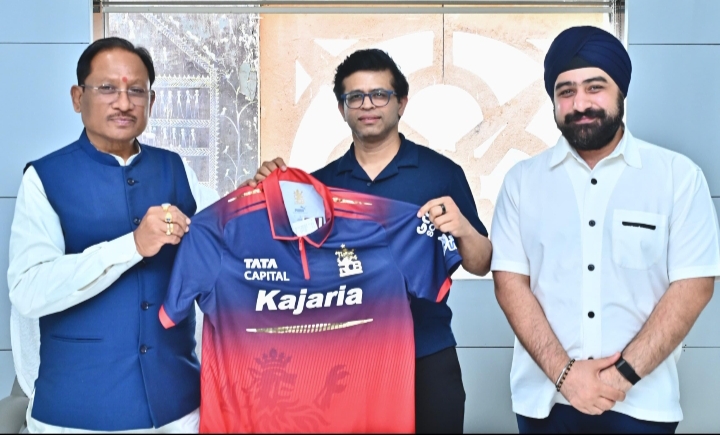 छत्तीसगढ़ में आईपीएल की तैयारी: मुख्यमंत्री श्री साय को आरसीबी का जर्सी भेंट…