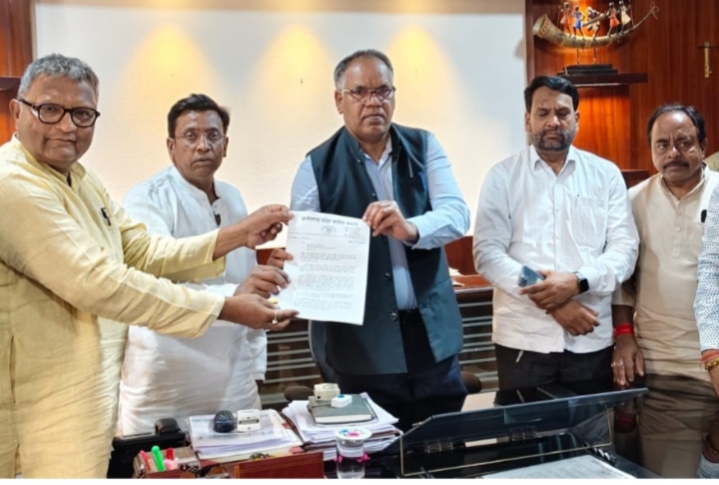 SDM एवं तहसीलदार के द्वारा बल्क में फार्म-7 लिये जाने पर रायपुर जिला कांग्रेस कमेटी ने चुनाव आयुक्त को सौंपा ज्ञापन…