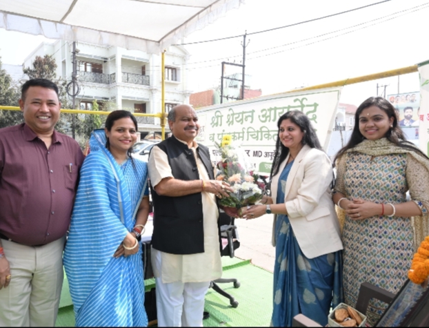 पुरंदर मिश्रा ने दीप प्रज्वलित कर किया निःशुल्क आयुर्वेदिक स्वास्थ्य शिविर का शुभारंभ…