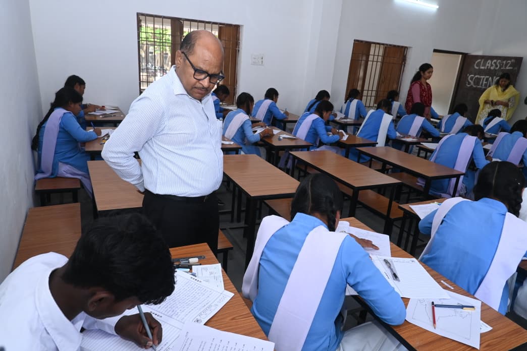 कलेक्टर उइके ने बोर्ड परीक्षा केंद्रों का किया निरीक्षण…