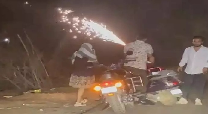 बीच सड़क बर्थडे सेलिब्रेशन पड़ा भारी, चार युवक-युवतियां हिरासत में…