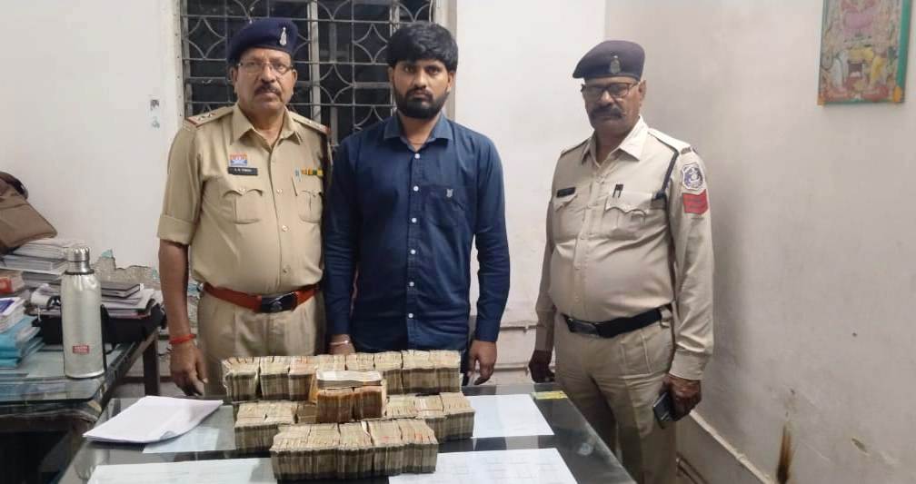 स्कूटर से बरामद हुए 75 लाख नकद…