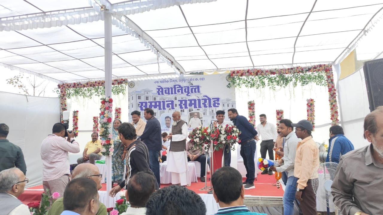 नगर निगम जोन 2 जोन कमिश्नर डॉ. आर. के. डोंगरे सेवानिवृत्त होने पर सभापति सूर्यकान्त राठौड़ सहित अधिकारियों, कर्मचारियों द्वारा किये गये सम्मानित…