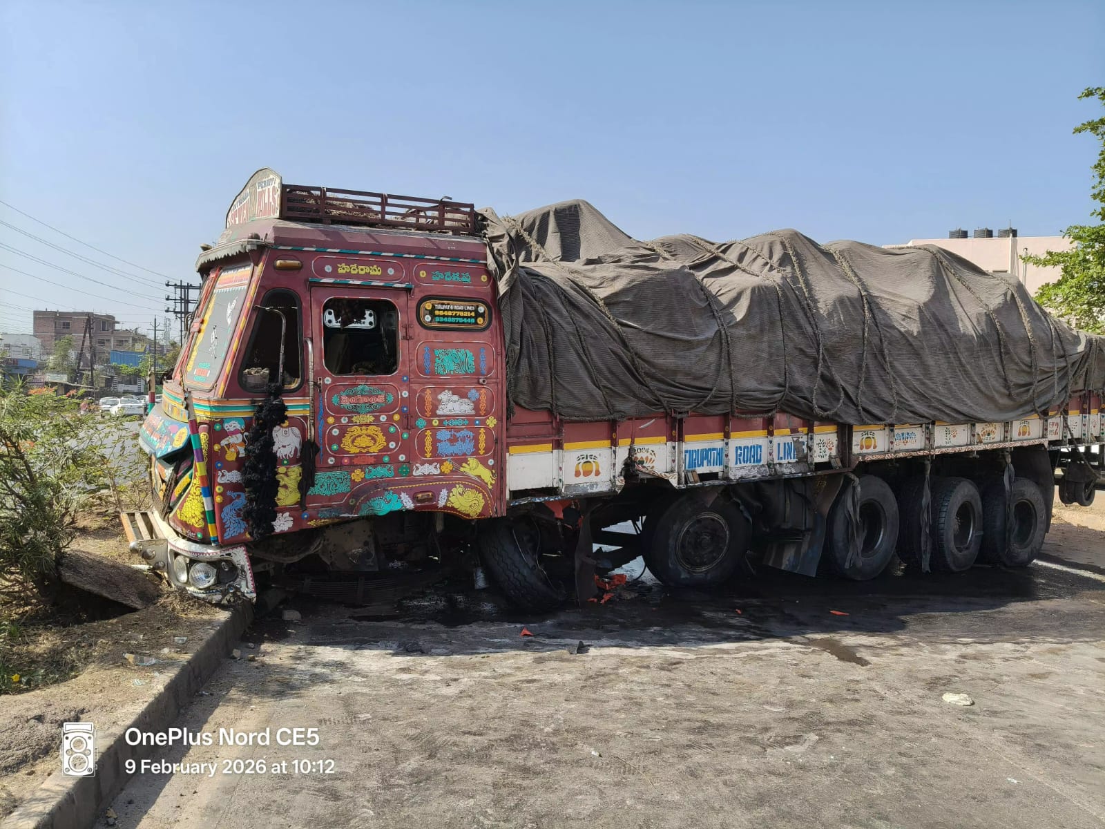 रायपुर PWD ब्रिज के पास एक्सीडेंट, बेकाबू ट्रक डिवाइडर से टकराया…