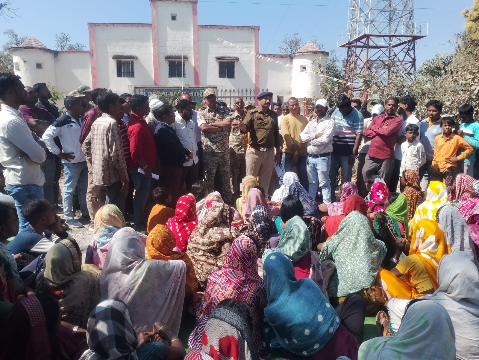 नगरी थाना प्रभारी पर जनपद सदस्य से अभद्रता का आरोप, बेटी की तलाश में पहुँचे ग्रामीणों का फूटा गुस्सा…