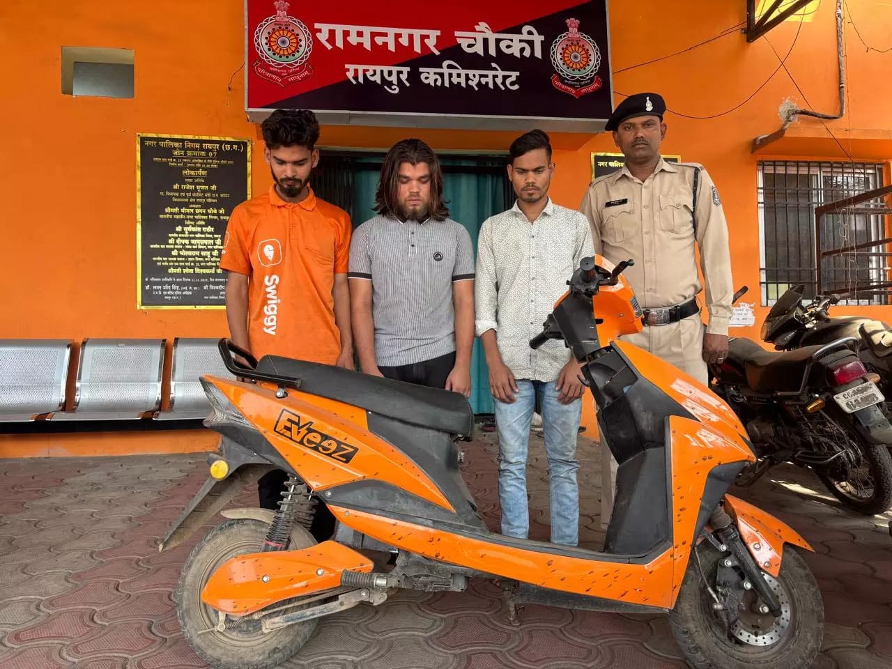 कार का शीशा तोड़ने वाले 3 आरोपी गिरफ्तार, रायपुर पुलिस की कार्रवाई…