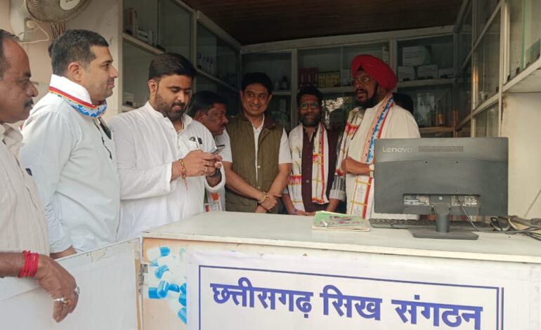 जुनेजा के चौराहे पर उनकी सादगी देख तरीफ करते दिखे युवा कांग्रेस के राष्ट्रीय प्रभारी मनीष शर्मा एवं राष्ट्रीय अध्यक्ष उदय भान चाय की ली चुस्की…