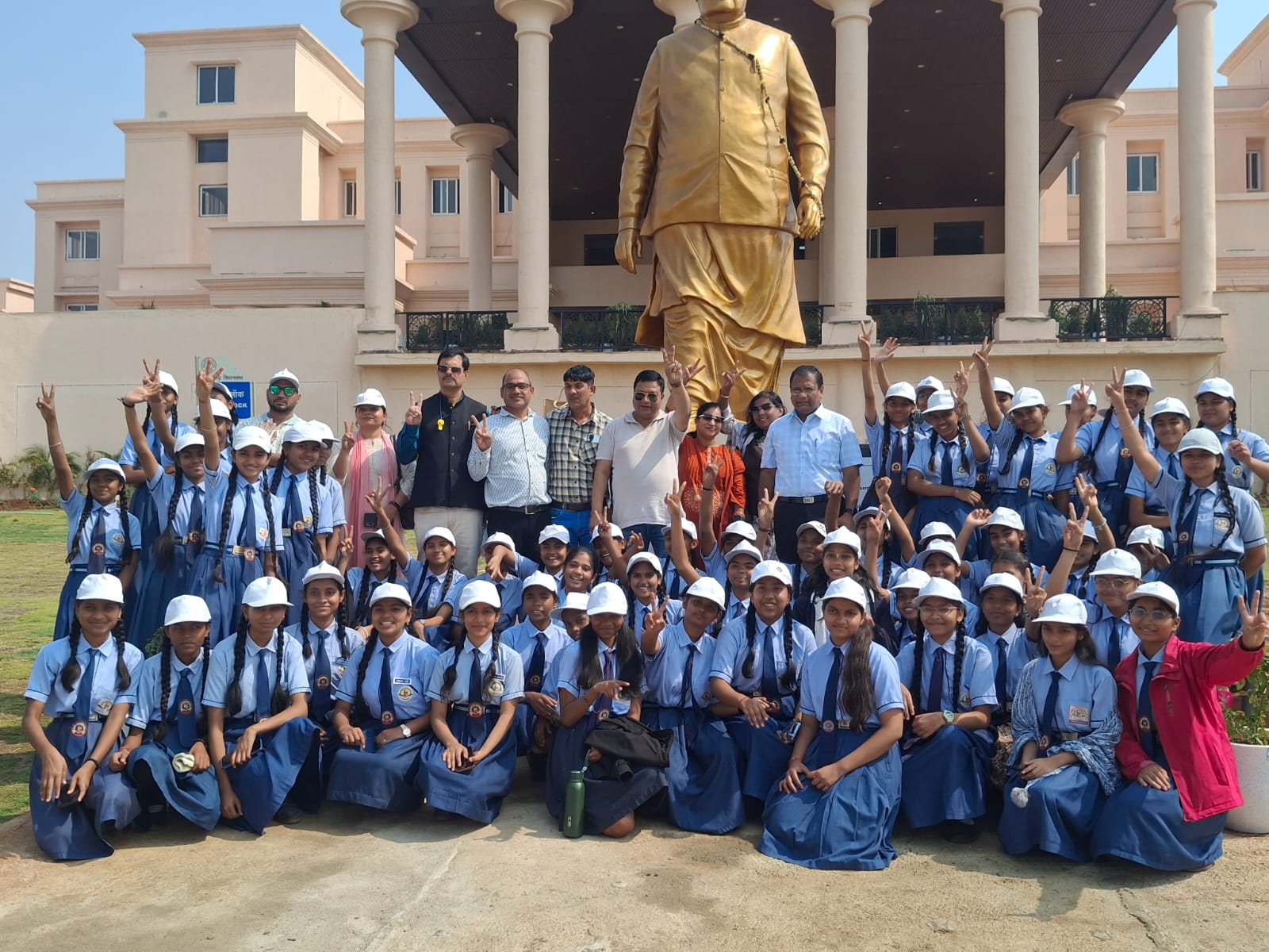 स्कूल के 1300 बच्चों ने शैक्षणिक भ्रमण के तहत नया विधानसभा भवन नया रायपुर का किया भ्रमण…