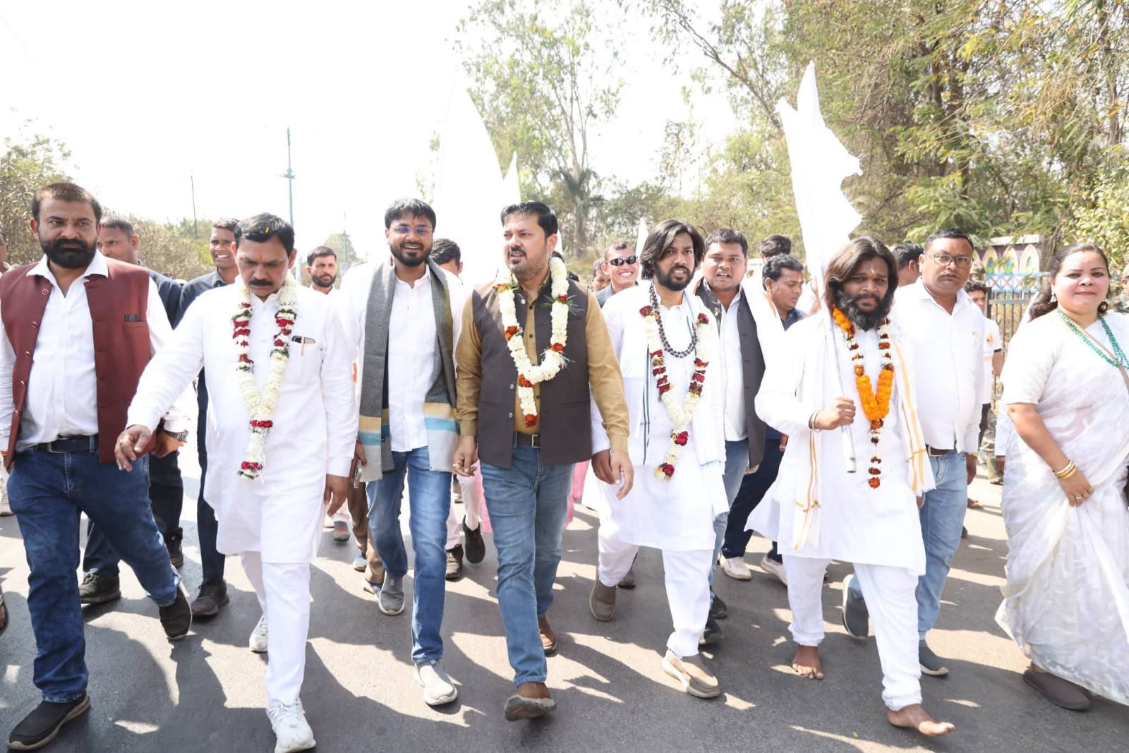 विधायक अनुज शर्मा ने ‘विशाल सतनाम सद्भाव पदयात्रा’ का किया भव्य स्वागत: रायपुर से गिरौदपुरी धाम के लिए श्रद्धालु हुए रवाना…