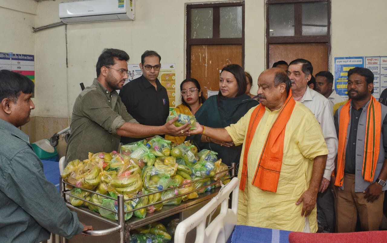 उत्तर विधानसभा क्षेत्र के विधायक पुरंदर मिश्रा के नेतृत्व में मुख्यमंत्री साय के जन्मदिवस पर सेवा कार्य, पंडरी जिला अस्पताल में फल वितरण…