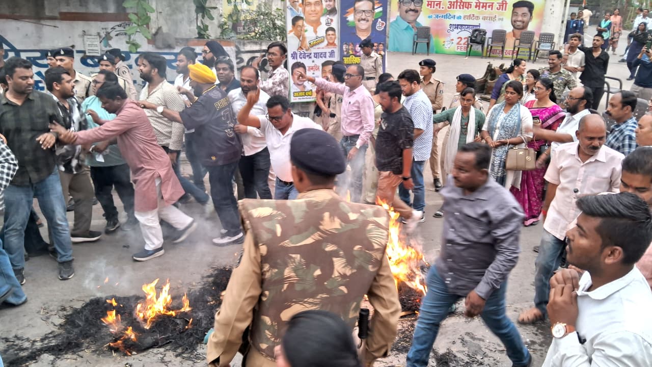 मोदी का पुतला जलाकर कांग्रेस ने किया विरोध प्रदर्शन…