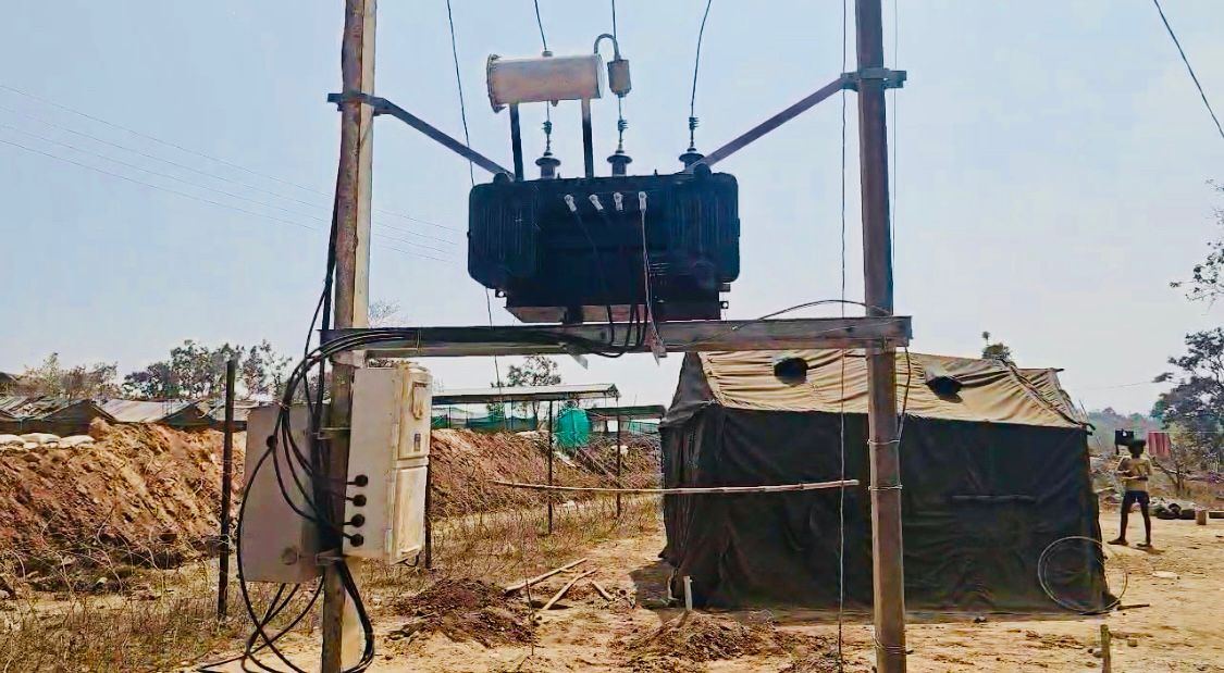 लाल आतंक का अंत, गोगुंडा में पहली बार पहुचीं बिजली, बल्ब की रोशनी से जगमगाया गांव…