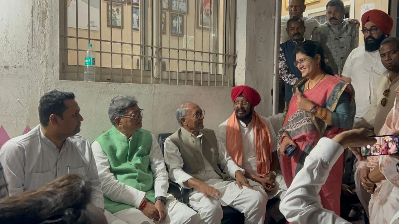 पूर्व मुख्यमंत्री राज्य सभा सदस्य दिग्गविजय सिंह पहुँचे जुनेजा के चौराहे कार्यकर्ताओ से हुये रूबरू…