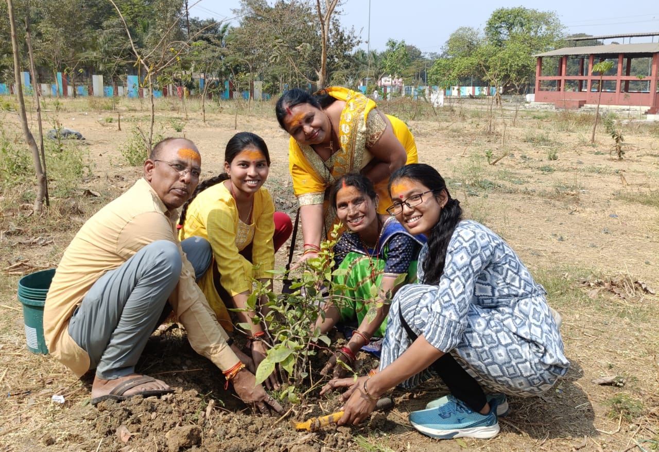मृतकों की स्मृति में लगाए गए बेल, आम, नीम के पौधे…