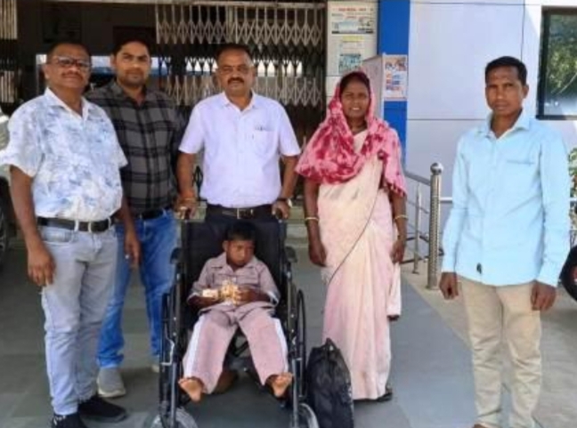 बहुदिव्यांग छात्रा गुंजन को मिली व्हीलचेयर, अब नियमित जा सकेगी स्कूल…