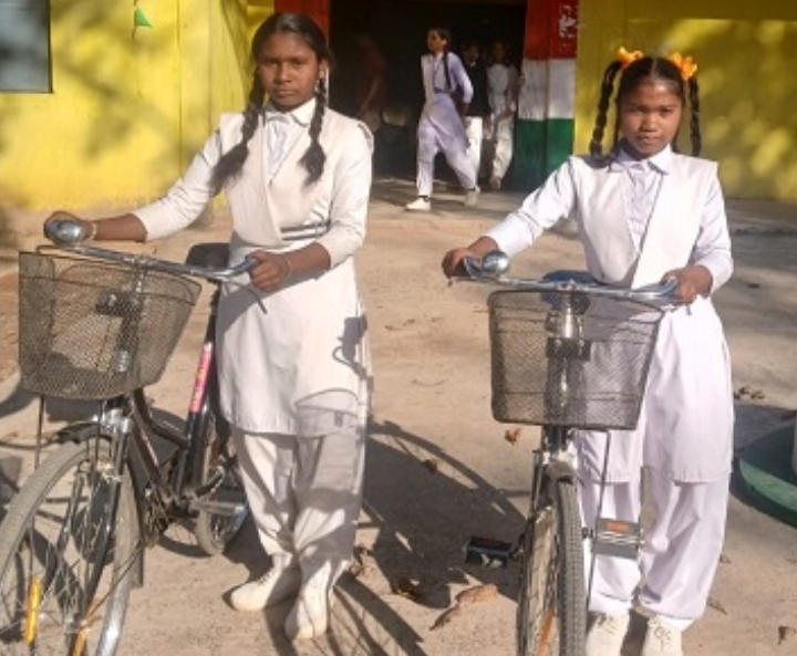 सरस्वती निःशुल्क सायकल योजना से छात्राओं को मिली नई उड़ान…