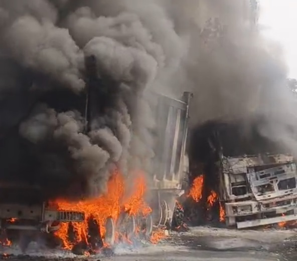 टक्कर के बाद ट्रेलर-हाईवा में लगी आग, दोनों चालकों की मौत…