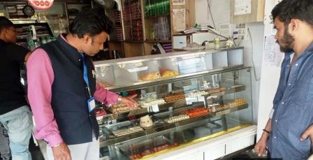 त्योहारी सीजन के चलते की जा रही खाद्य सामग्रियों की जा जांच…