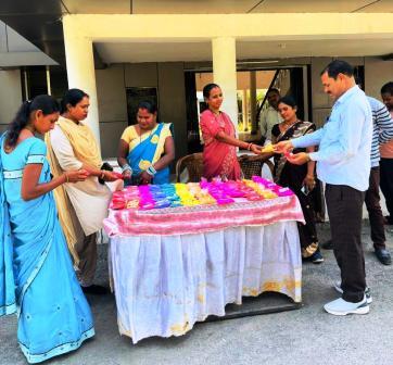 स्व-सहायता समूह की दीदियों ने कलेक्टोरेट और जिला पंचायत में लगाया प्राकृतिक रंगों से बने गुलाल का स्टॉल…