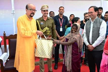 बैगा-बिरहोर आदिवासियों के गांव पहुंचे राज्यपाल, योजनाओं का जाना हाल…