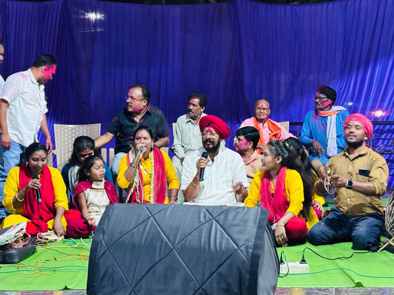 जुनेजा ने गाया फाग, नगाड़ा की थाप पर थिरके कार्यकर्ता…