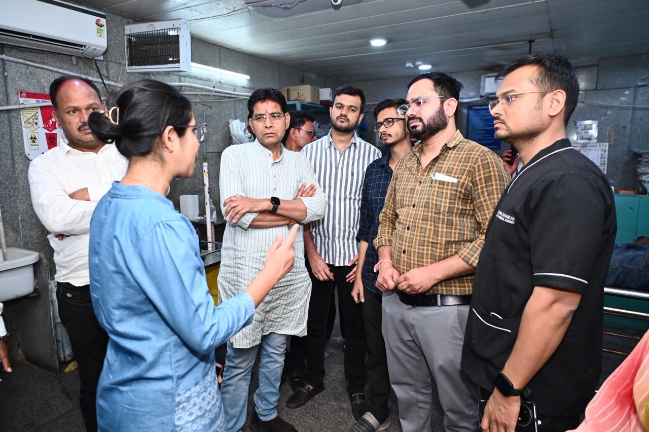 रायपुर-बिलासपुर नेशनल हाईवे में हुए सड़क हादसे के घायलों से मिलने मेकाहारा अस्पताल पहुंचे मंत्री टंक राम वर्मा…