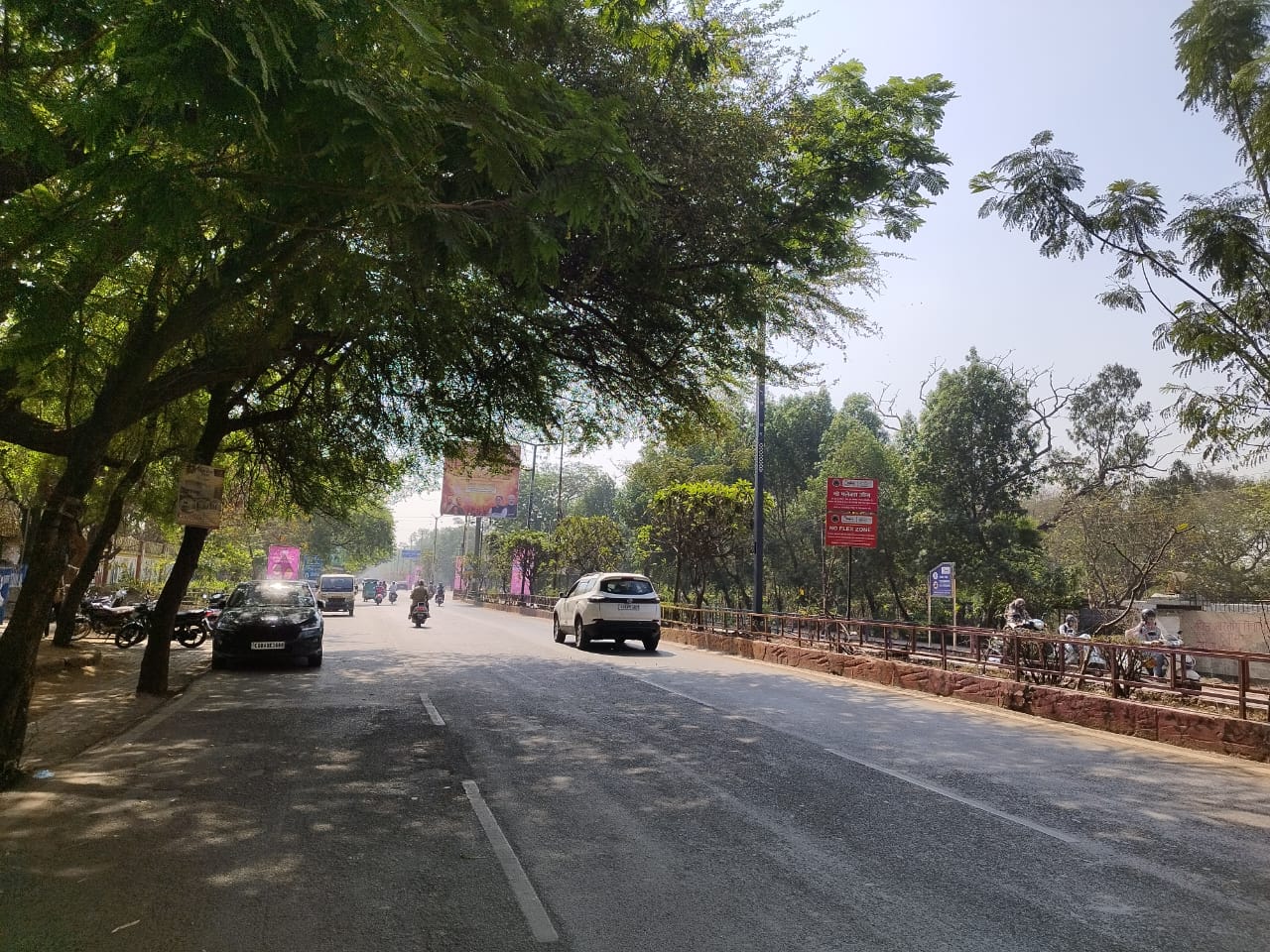 रायपुर नगर निगम के ‘नो फ्लेक्स जोन’ नियमों की सत्ता के रसूख तले उड़ रही धज्जियां: महापौर के निवास के पास अवैध फ्लेक्स का अंबार…