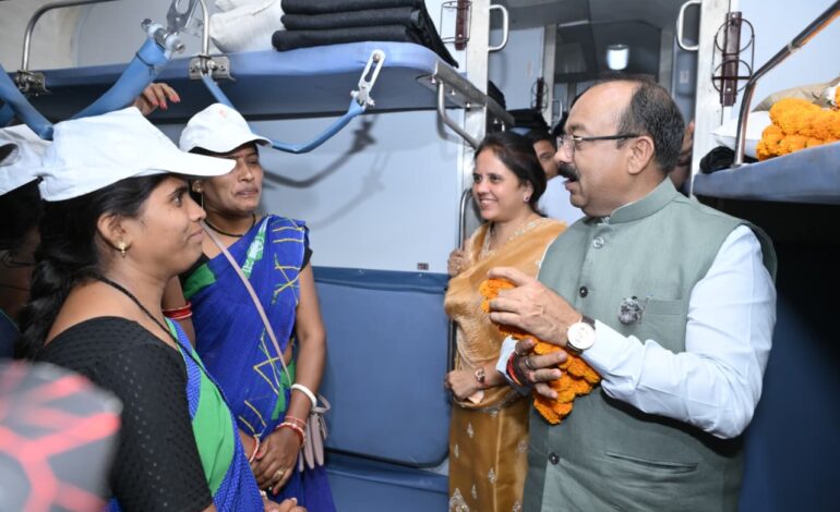 उपमुख्यमंत्री अरूण साव ने रायपुर महापौर मीनल चौबे सहित अमृत मित्र महोत्सव में सम्मिलित होने राज्य के नगरीय निकायो के स्वसहायता समूहो की 75 महिलाओं को हरी झंडी दिखाकर छत्तीसगढ़ एक्सप्रेस से रवाना किया…