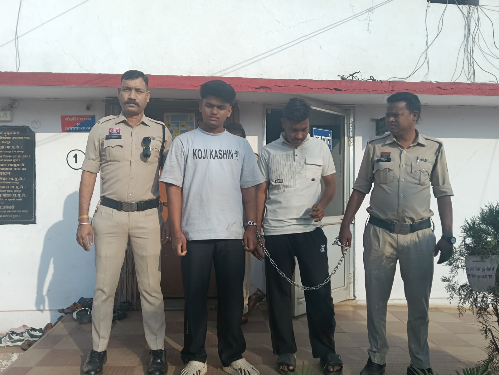 महँगी गाड़ियों में घूमने का शौक बना चोरी की वजह, 02 नाबालिग सहित कुल 04 आरोपी गिरफ्तार…