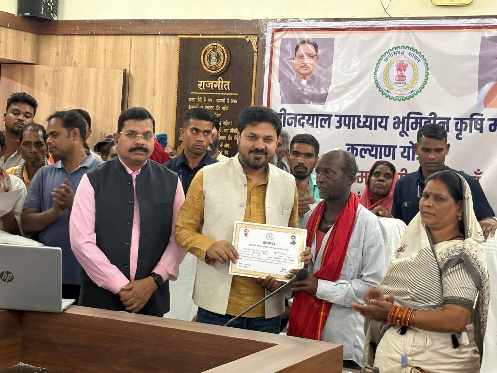 खेत की माटी में जो अपना खून-पसीना मिलाता है, असली सोना वही उगाता है। आप झुकिए मत, सरकार आपके साथ कंधे से कंधा मिलाकर खड़ी है – अनुज
